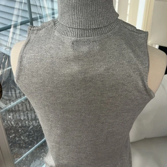 Turtle neck very shimmery the brand is Joseph A. - Picture 4 of 5